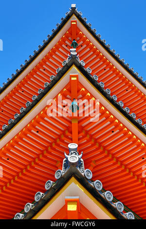 La pagode à trois étages orange le Temple Kiyomizu-dera à Kyoto, Japon Banque D'Images