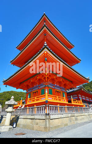 La pagode à trois étages orange le Temple Kiyomizu-dera à Kyoto, Japon Banque D'Images