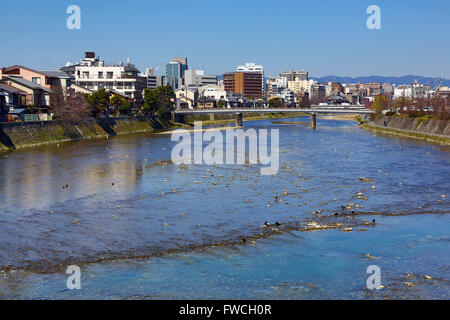 Général de la rivière Kamo et vue sur la ville de Kyoto, Japon Banque D'Images