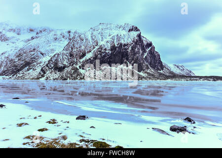 Superbe plage de galets de Eggum, îles Lofoten, Norvège, de l'Arctique, en Scandinavie, en Europe sur un ciel nuageux, journée d'hiver. Banque D'Images