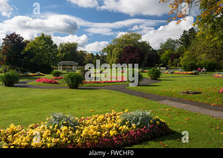 Valley Gardens, Harrogate, Yorkshire, Angleterre - très beau parc avec parterres colorés, lumineux, fontaine et les gens se détendre. Banque D'Images