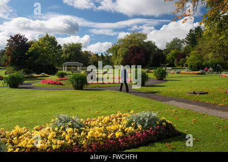 Valley Gardens, Harrogate, Yorkshire, Angleterre - beau parc paysager en été, en couleur, avec des parterres colorés, fontaine et les gens se détendre. Banque D'Images