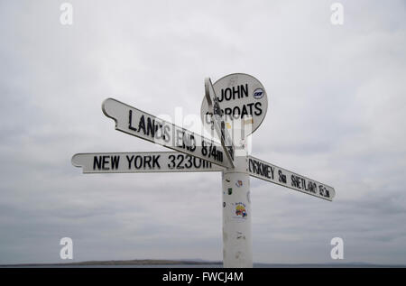 John O'Groats panneau à l'extrémité nord du continent britannique, les Highlands écossais, Côte Nord 500 route de voyage routier Banque D'Images