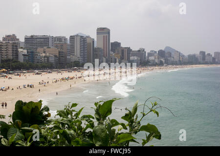 Rio de Janeiro, 2 avril 2016 : la plage de Leblon, dans le sud de la ville de Rio de Janeiro, est considérée comme une des plus belles plages de Rio de Janeiro. Cependant, l'endroit souffre de la pollution causée principalement par le manque d'éducation, qui insiste sur l'élimination des déchets dans des endroits non appropriés. Ce week-end pourrait voir beaucoup de déchets sur un canal qui se jette dans la côte rocheuse de Leblon Mirante, et se trouve sur la droite de la plage de Leblon. Credit : Luiz Souza/Alamy Live News Banque D'Images