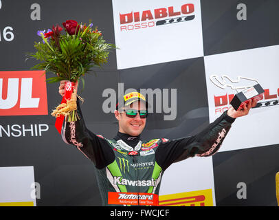 Motorland Aragon, en Espagne. 3 avril, 2016. Motul Championnat du Monde FIM de Superbike. Jonathan Rea # 1, Kawasaki ZX-10R de Superbike rider célèbre la deuxième place de la course dans le Championnat du Monde FIM Superbike de Motul du circuit de Motorland. Credit : Action Plus Sport Images/Alamy Live News Banque D'Images