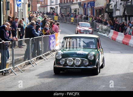 Bromyard, Herefordshire, UK, avril 2016 - le premier Festival de la vitesse dans les rues de Bromyard le berceau de la société automobile Morgan. Montré ici est une Mini Cooper S sports car racing le long de la rue principale. Banque D'Images