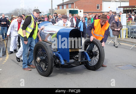 Bromyard Herefordshire, UK, avril 2016 - le premier Festival de la vitesse et permettent de pousser les ingénieurs Bluebird légendaire une fois entraîné par Sir Malcom Campbell à la ligne de départ pour une promenade à travers la ville - la voiture est une 1920 Sunbeam 350 HP. En 1925, Campbell a battu le record du monde de vitesse au sol de ce véhicule pour la troisième fois avec une vitesse de 150,75 km/h. Le Bluebird appartient au National Motor Museum de Beaulieu. Banque D'Images