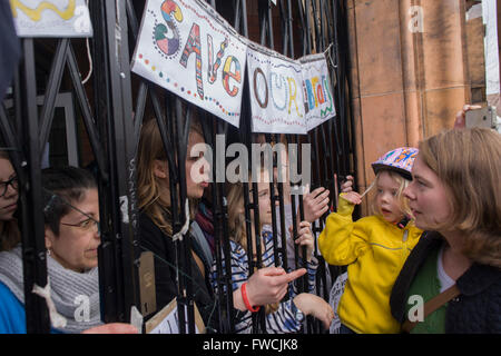 Londres, Royaume-Uni. 06Th avr, 2016. Derrière des grilles verrouillées et recevoir des remerciements de militants locaux, les jeunes militants qui protestent contre la fermeture par le conseil de Lambeth de la Bibliothèque Carnegie à Herne Hill, Londres du sud restent à l'intérieur des locaux le jour 3 de son occupation, 3e avril 2016. La colère de la communauté locale dans le département du sud ont occupé leurs ressource importante pour l'apprentissage et de rencontre pour la fin de semaine. Credit : RichardBaker/Alamy Live News Banque D'Images