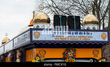 Londres, Royaume-Uni. 3 avril 2016. Des milliers de Sikhs s pour la procession du Vaisakhi annuel colorés à Hounslow, à l'ouest de Londres. Le Vaisakhi est une fête des récoltes commémorant l'ouverture de la première de cinq membres de la confrérie de la Khalsa, qui a eu lieu le 13 avril 1699 - une date clé dans l'élaboration de la foi sikh. Crédit : Stephen Chung / Alamy Live News Banque D'Images