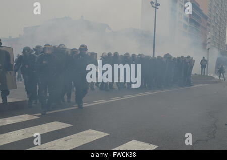 La police anti-émeute française en action à Toulouse, sud ouest de la France, au cours d'une manifestation contre un gouvernement nouveau droit du travail. Banque D'Images