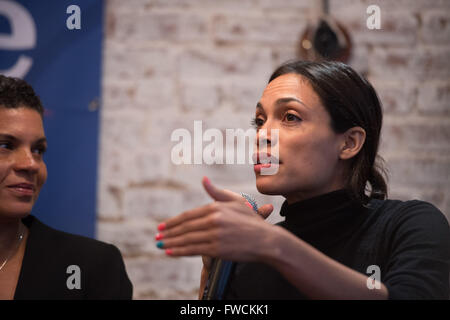 1 avril 2016 - New York, NY, États-Unis - l'actrice et militante Rosario Dawson parle comme le sénateur Bernie Sanders' campagne accueille un débat sur les problèmes auxquels font face les femmes et les femmes de couleur à rangée dans Harlem, Vendredi, Avril 1, 2016. (Crédit Image : © Bryan Smith via Zuma sur le fil) Banque D'Images