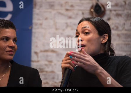 1 avril 2016 - New York, NY, États-Unis - l'actrice et militante Rosario Dawson parle comme le sénateur Bernie Sanders' campagne accueille un débat sur les problèmes auxquels font face les femmes et les femmes de couleur à rangée dans Harlem, Vendredi, Avril 1, 2016. (Crédit Image : © Bryan Smith via Zuma sur le fil) Banque D'Images