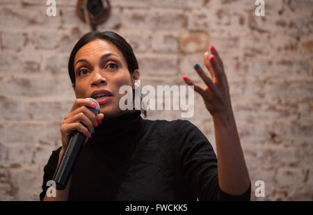 1 avril 2016 - New York, NY, États-Unis - l'actrice et militante Rosario Dawson parle comme le sénateur Bernie Sanders' campagne accueille un débat sur les problèmes auxquels font face les femmes et les femmes de couleur à rangée dans Harlem, Vendredi, Avril 1, 2016. (Crédit Image : © Bryan Smith via Zuma sur le fil) Banque D'Images