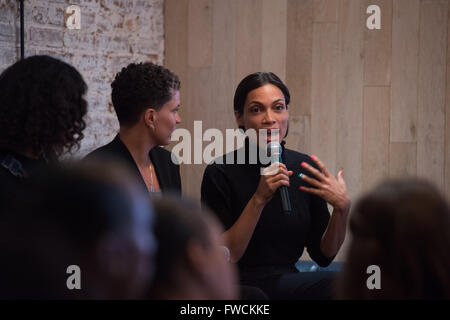 1 avril 2016 - New York, NY, États-Unis - l'actrice et militante Rosario Dawson parle comme le sénateur Bernie Sanders' campagne accueille un débat sur les problèmes auxquels font face les femmes et les femmes de couleur à rangée dans Harlem, Vendredi, Avril 1, 2016. (Crédit Image : © Bryan Smith via Zuma sur le fil) Banque D'Images