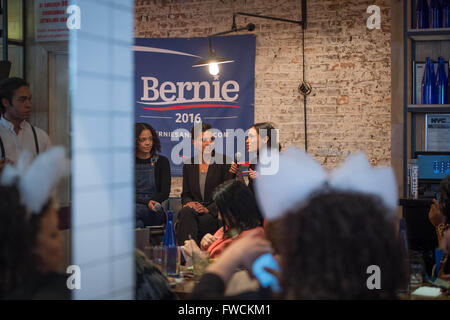 1 avril 2016 - New York, NY, États-Unis - TESSA THOMPSON ET MICHELLE ALEXANDER regardent le Rosario Dawson parle comme le sénateur Bernie Sanders' campagne accueille un débat sur les problèmes auxquels font face les femmes et les femmes de couleur à rangée dans Harlem, Vendredi, Avril 1, 2016. (Crédit Image : © Bryan Smith via Zuma sur le fil) Banque D'Images