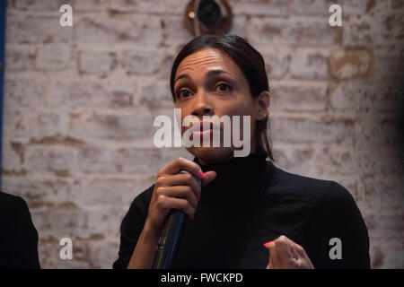 1 avril 2016 - New York, NY, États-Unis - l'actrice et militante Rosario Dawson parle comme le sénateur Bernie Sanders' campagne accueille un débat sur les problèmes auxquels font face les femmes et les femmes de couleur à rangée dans Harlem, Vendredi, Avril 1, 2016. (Crédit Image : © Bryan Smith via Zuma sur le fil) Banque D'Images