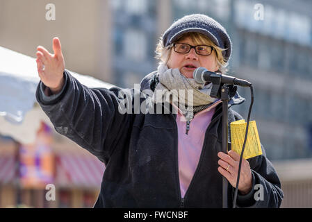 New York, États-Unis. 06Th avr, 2016. Organisateur Pamela Rice, a déclaré, "J'espère qu'à cette occasion les gens vont voir les végétaliens et végétariens, sortir de l'ombre, une fois pour toutes." lors de la 9ème Veggie Pride Parade annuelle. La 9e édition de la Veggie Pride Parade, NEW YORK se déroule à Greenwich Village avec un défilé de Union Square. Pour les végétariens, la journée de festivités sont sûr de donner leur manière de vivre sans viande un boost. La parade : défenseurs des droits des animaux, les écologistes, et les gens ne se préoccupent de leur santé. Crédit : Erik Mc Gregor/Pacific Press/Alamy Live News Banque D'Images