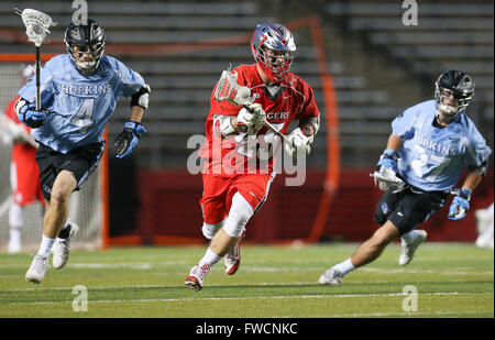 Piscataway, NJ, USA. 2ème apr 2016. Alex Rutgers Schoen (45) lance la balle vers les champs pendant une partie de crosse NCAA entre les Blue Jays et Johns Hopkins le Rutgers Scarlet Knights à High Point Solutions Stadium à Piscataway, New Jersey, Rutgers défait 16-9 de l'Université Johns Hopkins. Mike Langish/Cal Sport Media. © csm/Alamy Live News Banque D'Images