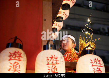 2 avril 2016 - jeune participant du festival du printemps de Inuyama assis sur un flotteur. Le festival qui remonte à 1635 a lieu chaque année le premier samedi et dimanche d'avril. © Julian Krakowiak/AFLO/Alamy Live News Banque D'Images