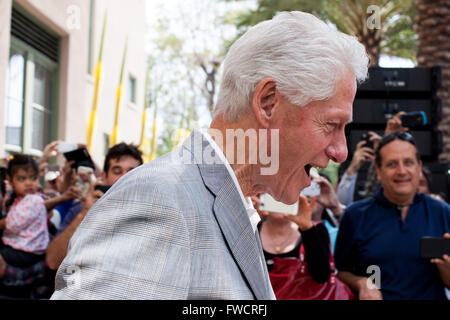 Los Angeles, Californie, USA. 3ème apr 2016. Campagnes de l'ancien président Bill Clinton pour Hillary Clinton au Los Angeles Commerce - Technical College à Los Angeles, Californie Crédit : Gabriel Romero/ZUMA/Alamy Fil Live News Banque D'Images