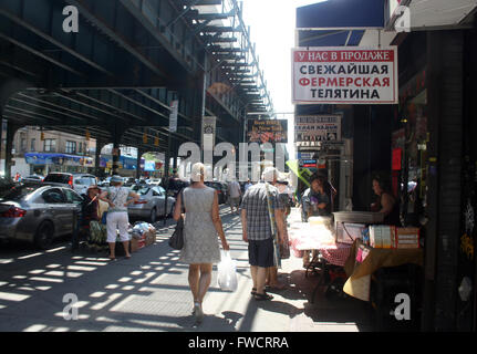 Fichier - Un fichier photo datée du 25 juillet 2015 montre impressions de Brighton Beach Avenue à New York, USA. Photo : Christina Horsten/dpa Banque D'Images