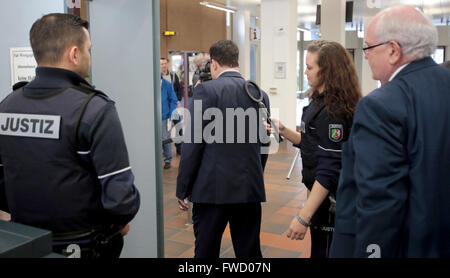 Cologne, Allemagne. 4ème apr 2016. Karim Défendeur P. (C) et son avocat Gottfried Reims (R) arrivent à la cour régionale de Cologne, Allemagne, 4 avril 2016. Cinq ans après une fusillade au cours d'une opération de police à un marché de gros à Cologne, Karim P. est accusé de tentative d'homicide involontaire coupable. PHOTO : OLIVER BERG/dpa/Alamy Live News Banque D'Images