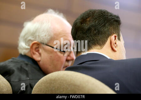 Cologne, Allemagne. 4ème apr 2016. Karim Défendeur P. (R) se trouve dans le dock comme il parle à son avocat Gottfried Reims à la cour régionale de Cologne, Allemagne, 4 avril 2016. Cinq ans après une fusillade au cours d'une opération de police à un marché de gros à Cologne, Karim P. est accusé de tentative d'homicide involontaire coupable. PHOTO : OLIVER BERG/dpa/Alamy Live News Banque D'Images