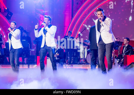 Lee Baxter (L), Bastiaan Ragas et Eloy de Jong (R) de la bande 'Anglo-néerlandaise pris dans la loi" sur scène lors de l'enregistrement de la télévision allemande music show 'Kulthits - praesentiert von Kim Fisher' (Kulthits - présenté par Kim Fisher) à Leipzig, Allemagne, 3 avril 2016. L'émission sera diffusée sur radiodiffuseur régional MDR à 20 h 15 le 9 avril 2016. Photo : Andreas Lander/DPA - AUCUN FIL SERVICE - Banque D'Images