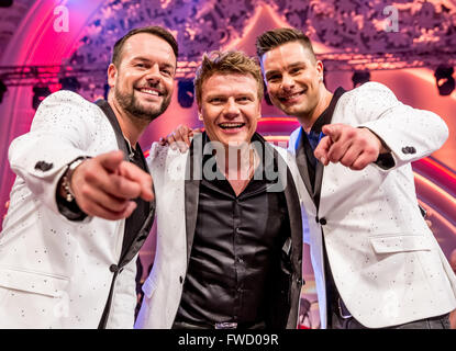 (L-r) Lee Baxter, Bastiaan Ragas et Eloy de Jong de la bande 'Anglo-néerlandaise pris dans la loi' sourire et poser lors de l'enregistrement de la télévision allemande music show 'Kulthits - praesentiert von Kim Fisher' (Kulthits - présenté par Kim Fisher) à Leipzig, Allemagne, 3 avril 2016. L'émission sera diffusée sur radiodiffuseur régional MDR à 20 h 15 le 9 avril 2016. Photo : Andreas Lander/DPA - AUCUN FIL SERVICE - Banque D'Images