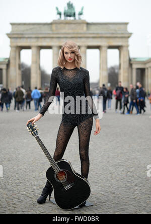 Berlin, Allemagne. Le 04 Avr, 2016. La figure de cire de Madame Tussauds le chanteur Taylor Swift se tient juste en face de la porte de Brandebourg à Berlin, Allemagne, 04 avril 2016. La sculpture de cire sports un nouveau costume noir à l'occasion de la prochaine Echo music awards, qui aura lieu le 07 avril à Berlin. Après sa sortie la cire figure a été ramené au musée de cire Madame Tussauds. Photo : Jens Kalaene/dpa/Alamy Live News Banque D'Images