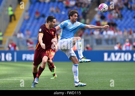 Rome, Italie. 06Th avr, 2016. Kostantinos Manolas (L) de Roms et d'Alessandro Matri (R) de la Lazio en action au cours de la Serie A match entre SS Lazio et l'AS Roma au Stadio Olimpico, le 3 avril 2016 à Rome, Italie. Crédit : marco iorio/Alamy Live News Banque D'Images