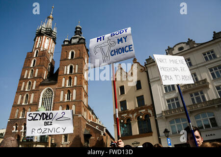 Cracovie, Pologne. 06Th avr, 2016. Bannières en face de la basilique Sainte-Marie. Environ 1.500 personnes se sont réunies à la place principale de Cracovie pour protester contre un projet de loi qui interdirait toute grossesse en Pologne. Credit : Beata Zawrzel/Pacific Press/Alamy Live News Banque D'Images