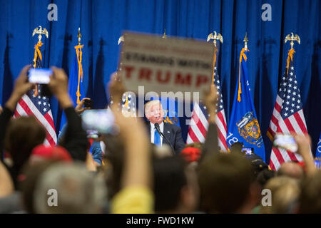 West Allis, Wisconsin USA - 3 avril 2016 - L'atout de Donald des campagnes pour la nomination présidentielle des républicains. Crédit : Jim West/Alamy Live News Banque D'Images