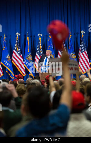West Allis, Wisconsin USA - 3 avril 2016 - L'atout de Donald des campagnes pour la nomination présidentielle des républicains. Crédit : Jim West/Alamy Live News Banque D'Images