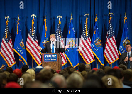 West Allis, Wisconsin USA - 3 avril 2016 - L'atout de Donald des campagnes pour la nomination présidentielle des républicains. Crédit : Jim West/Alamy Live News Banque D'Images