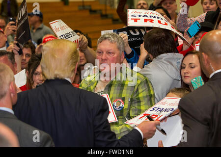 West Allis, Wisconsin USA - 3 avril 2016 - L'atout de Donald, signe des autographes et parle aux électeurs après un rassemblement alors qu'il milite pour la nomination présidentielle des républicains. Crédit : Jim West/Alamy Live News Banque D'Images