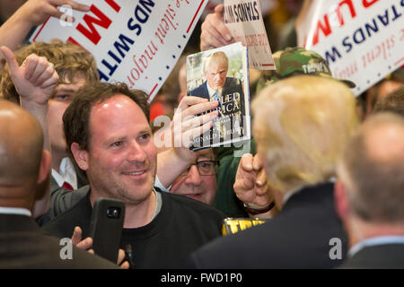 West Allis, Wisconsin USA - 3 avril 2016 - L'atout de Donald, signe des autographes et parle aux électeurs après un rassemblement alors qu'il milite pour la nomination présidentielle des républicains. Crédit : Jim West/Alamy Live News Banque D'Images