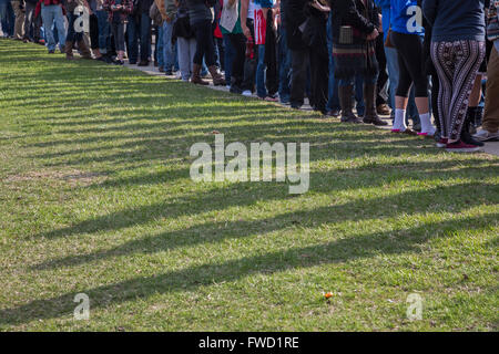 West Allis, Wisconsin USA - 3 avril 2016 - Les gens d'attendre dans une longue lignée d'admission à un rassemblement électoral Donald Trump. Crédit : Jim West/Alamy Live News Banque D'Images