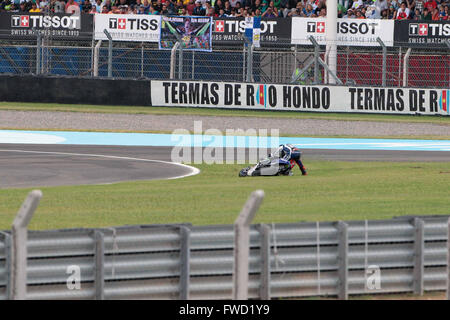 Rio Hondo, l'Argentine. 06Th avr, 2016. Jorge Lorenzo d'Espagne et Movistar Yamaha MotoGP s'est écrasé pendant la course MotoGP pendant le MotoGp d'Argentine - Course à Termas de Rio Hondo Circuit sur Avril 03, 2016 à Rio Hondo, l'Argentine. (Photo par Marco Iorio) Crédit : marco iorio/Alamy Live News Banque D'Images