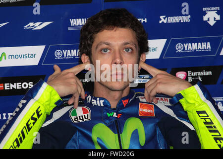 Rio Hondo, l'Argentine. 06Th avr, 2016. Valentino Rossi de l'Italie et Movistar Yamaha MotoGP regarde sur dans la case lors du Grand Prix de l'Argentine à Termas de Rio Hondo circuit, à Santiago del Estero, en Argentine, le 3 avril 2016 (photo de Marco Iorio) Crédit : marco iorio/Alamy Live News Banque D'Images