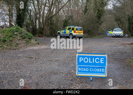 Salisbury, Royaume-Uni. 4 avril, 2016. Un corps a été trouvé dans la recherche d'un homme de Salisbury Brendan Hughes. Brendan, 37 ans, a été porté disparu hier matin et les services d'urgence ont parcourt une zone de forêt près de Salisbury Racecourse aujourd'hui. Ses proches ont été informés. Police n'est pas traiter la mort comme suspecte Crédit : Paul Chambers/Alamy Live News Banque D'Images