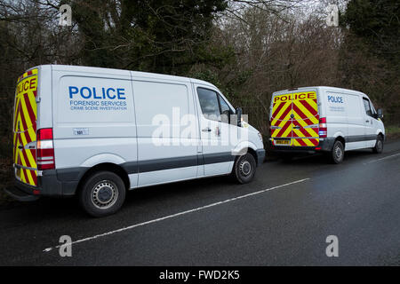 Salisbury, Royaume-Uni. 4 avril, 2016. Un corps a été trouvé dans la recherche d'un homme de Salisbury Brendan Hughes. Brendan, 37 ans, a été porté disparu hier matin et les services d'urgence ont parcourt une zone de forêt près de Salisbury Racecourse aujourd'hui. Ses proches ont été informés. Police n'est pas traiter la mort comme suspecte Crédit : Paul Chambers/Alamy Live News Banque D'Images