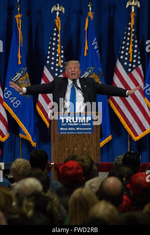 West Allis, Wisconsin, USA. 06Th avr, 2016. Donald J. Trump se trouve en face de son estimé West Allis foule de plus de 1 000 personnes en fin de soirée le 3 avril 2016. Trump a tenu son assemblée publique à Nathan Hale High School à 19h00. Credit : Jonah White/Alamy Live News Banque D'Images