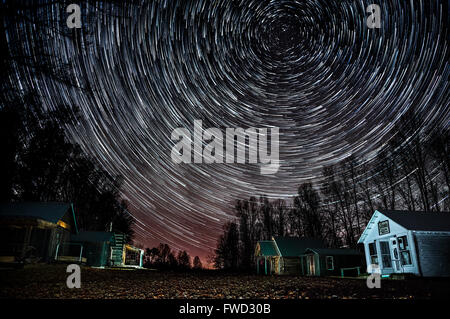 Star Trails plus d'un petit village de nuit. Calhoun County Park, West Virginia. Banque D'Images