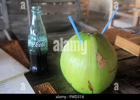 Noix de coco verte avec deux pailles et coke, Phu Quoc Island, Vietnam, Asie Banque D'Images