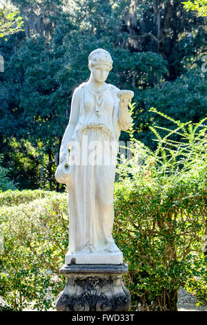 Nymphe statue en bois jardins secrets à Middleton Place, Charleston, Caroline du Sud, USA Banque D'Images