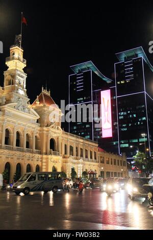 L'Hôtel de ville et centre commercial Vincom la nuit, Saigon, Vietnam, Asie Banque D'Images