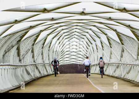 L'architecture moderne, piste cyclable et passerelle De Groene Verbindingin Rotterdam, autoroute a15 et une ligne de chemin de fer, long de 150 mètres Banque D'Images