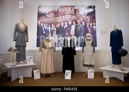 Downton Abbey sur voir robes au West Ox Art Gallery de Bampton, Oxforshire 31.8.-29.9.2013 Banque D'Images