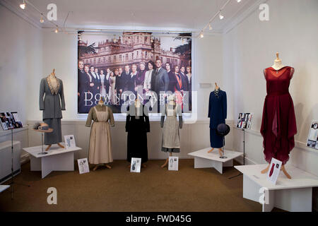 Downton Abbey sur voir robes au West Ox Art Gallery de Bampton, Oxforshire 31.8.-29.9.2013 Banque D'Images